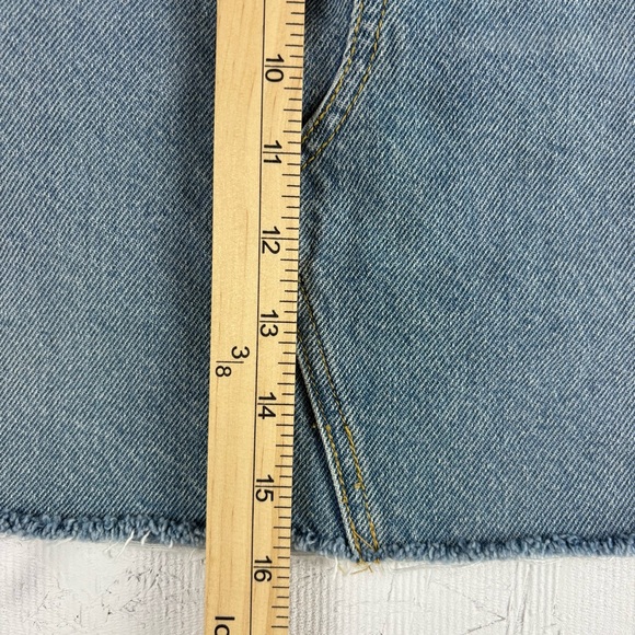 Levi's Blue Jean Mini Skirt Casual Raw Hem A-Line Size 30 Light / Medium Wash - Picture 12 of 12